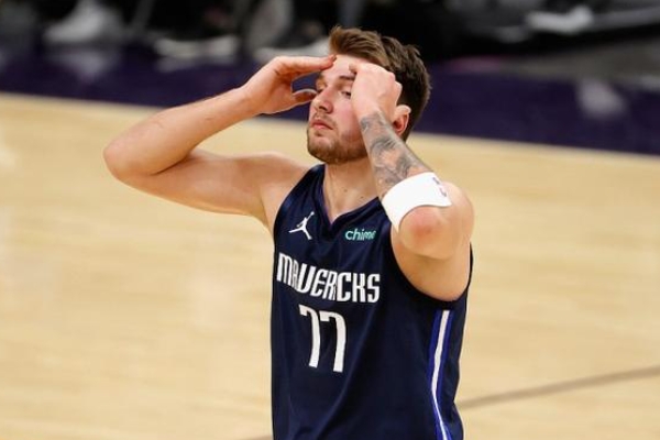 東契奇四頭肌受傷將缺席<a href=http://8809.jianzhanzj.com/tag/duxingxia.html target=_blank class=infotextkey>獨行俠</a>對陣<a href=http://8809.jianzhanzj.com/tag/huojian.html target=_blank class=infotextkey>火箭</a>的戰(zhàn)斗